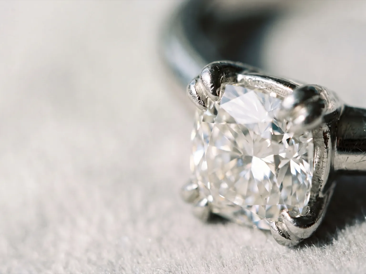Designer-Ring in Krappenfassung, Makroaufnahme