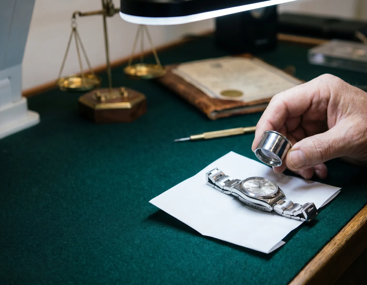 Echtheitsprüfung einer Rolex mit der Lupe im Atelier