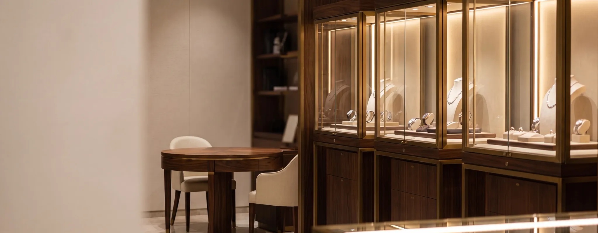 Salon-Interieur mit Vitrinen