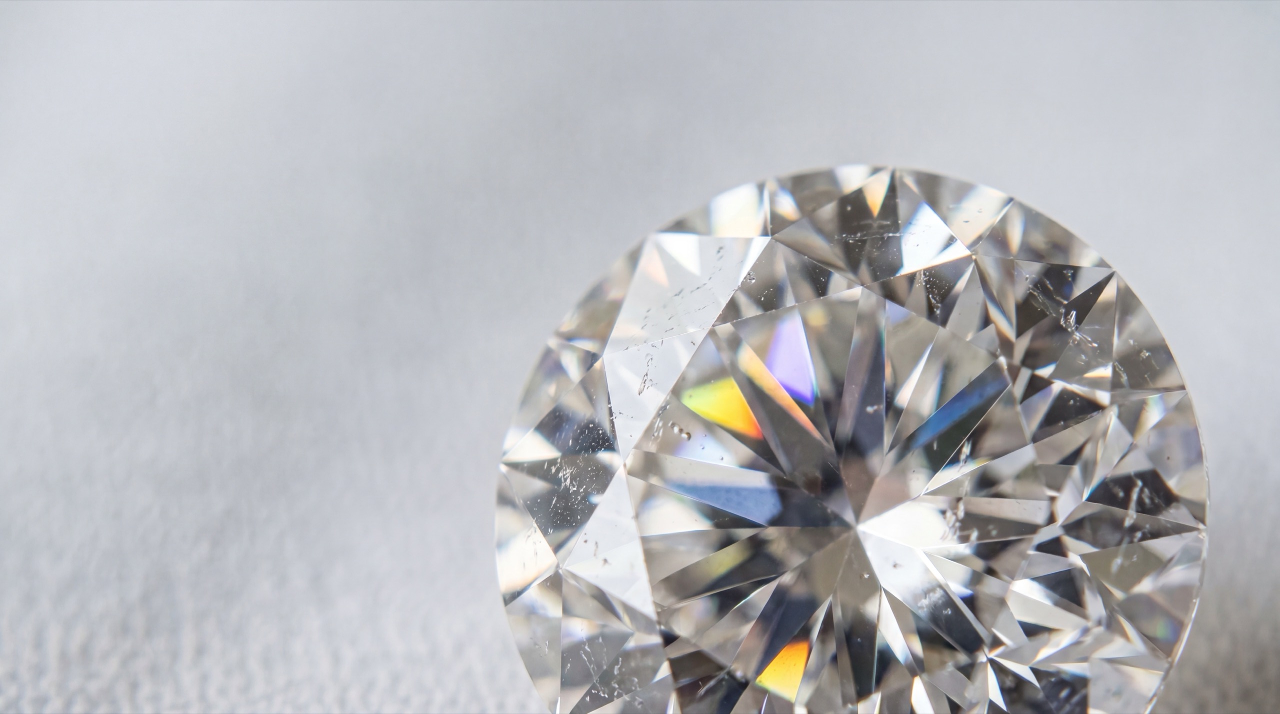 Loser Diamant unter der Lupe auf dem Prüftisch, Proportionen werden vermessen.
