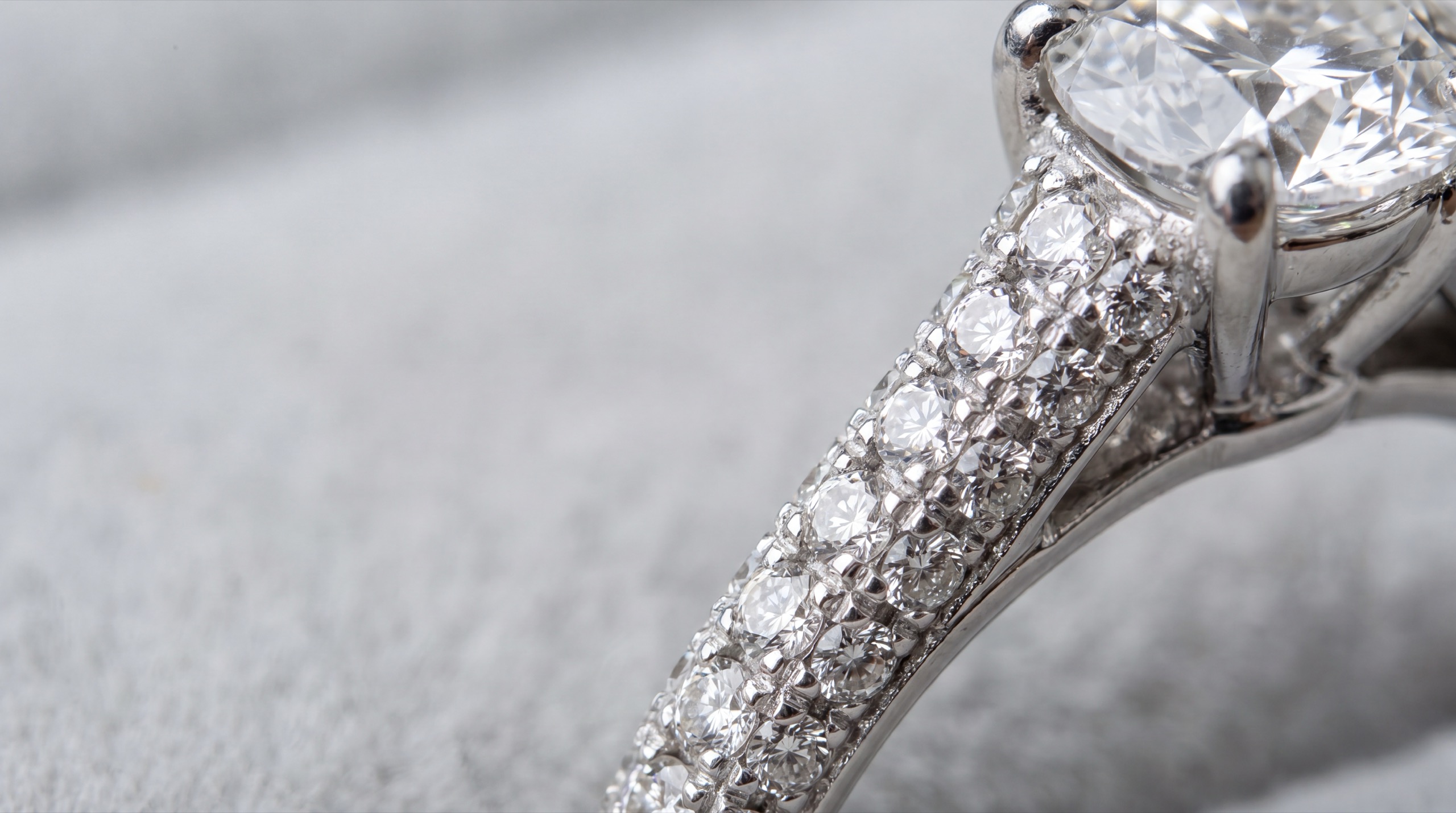 Tennisarmband und Solitärring mit Brillanten, die im Tageslicht funkeln.